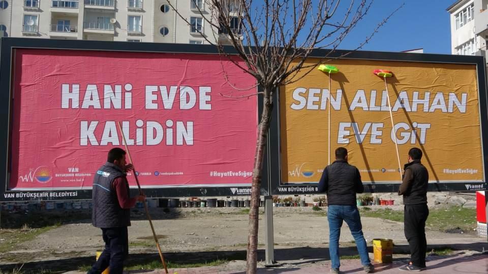 <p>Van Büyükşehir Belediyesi tarafından korona virüsüne karşı vatandaşların sokağa çıkmaması için billboardlara ve otobüs duraklarına asılan yöresel şiveli afişler güldürdü.</p>
