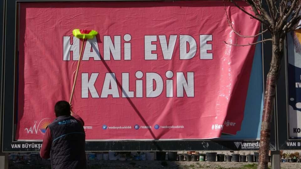 <p>Çin'in Wuhan kentinde ortaya çıkan korona virüsü dünya genelinde hızla yayılmaya devam ediyor.</p>