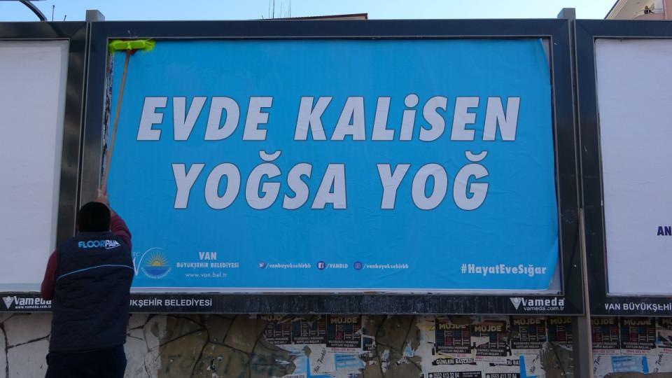 <p>Dünyada pandemi boyuta ulaşan korona virüsünden korunmak için en iyi yöntem evde izole olmak olarak değerlendirilirken, yetkililer de salgının yayılımını durdurmak için ‘evde kal’ çağrıları yapıyor.</p>