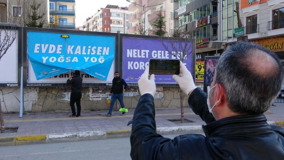 <p>Van Büyükşehir Belediyesi ‘evde kal’ çağrılarına yeni bir boyut kazandırarak, Van şiveli ve bazıları Kürtçe yazılı afişleri kentin en işlek noktalarına astı.</p>