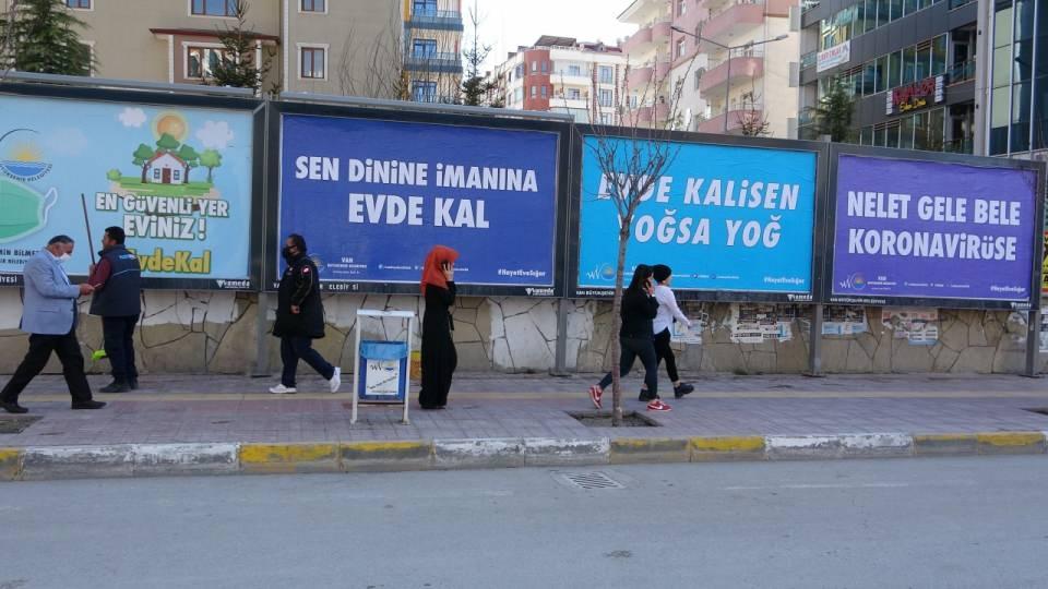<p>Asılan afişlerde, ‘Sen dinine imanına evde kal’, ‘Evde kalisen yoğsa yoğ’, ‘Nelet gele böyle korona virüse’, ‘Sen Allah’an eve git’ ve ‘Hani evde kalidin’ gibi ifadelere yer verildi.</p>