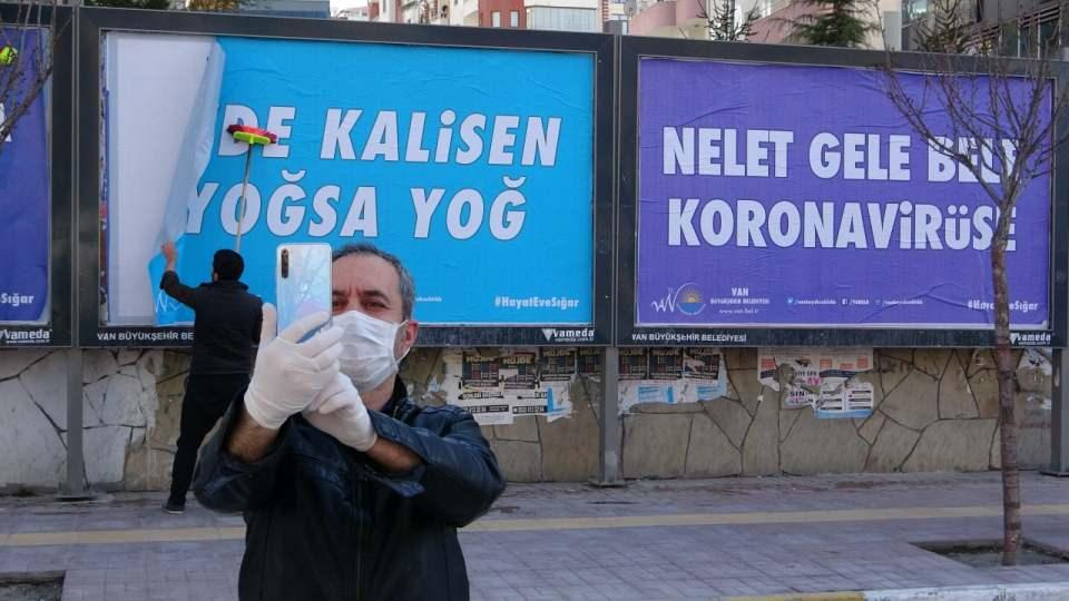 <p>Yöresel şiveli mesajlar görenleri gülümsetirken, bazı vatandaşlar ise asılan billboardların önünde özçekim yaptı.</p>