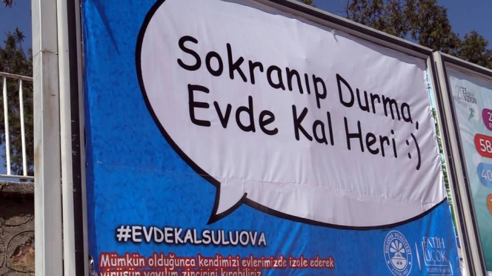 <p>Amasya’nın Suluova ilçe Belediyesi insanların sokağa çıkmaması için bilboardlara ve otobüs duraklarına yöresel dille yazılmış afişler astı.</p>
<p> </p>