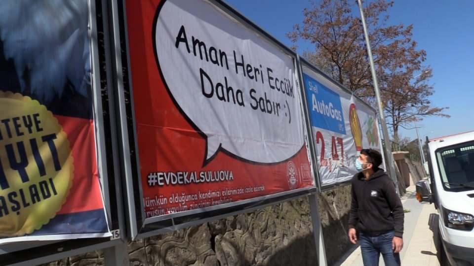 <p>Korona virüs salgını sürecinde devletin "Evde kal" çağrısına dikkati çekmek ve halkı yöresel dille mizah katarak uyaran Suluova belediyesi "Virüs gideşdane evlerden çıkmayacoğuk", "Sokranıp durma, evde kal heri", "Aman heri eccük daha sabır", "Kapılarda dinelmeyin, söğürterek eve gidin" ifadelerinin yer aldığı afişler şehrin bütün duraklarına ve bilboardlara asıldı.</p>
