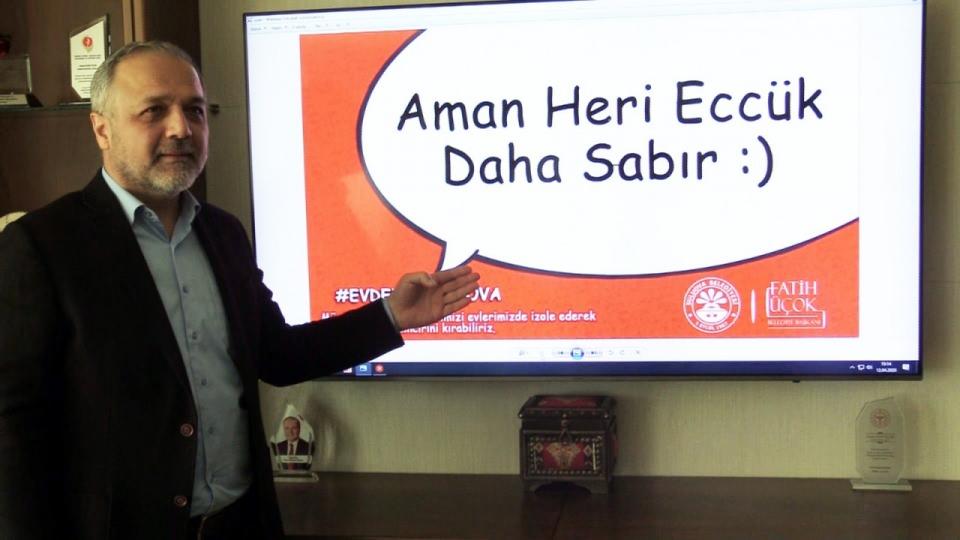 <p>Suluova İlçe Belediye Başkanı Fatih Üçok, "Malum korona virüs tüm dünyayı etkisi altına aldı. Suluova’mız da tabi bundan nasibini aldı. Biz bir bilinç oluşturmak farkındalık yaratmak adına ilk başlarda evde kalınız, dışarı çıkmayınız sloganıyla başladık. Fakat daha tesirli olması açısından bilboardları daha etkin kullanmayı düşündük. Bununla ilgili klasik yöntemlerle evde kal çağrısı tabi ki insanlar üzerinde etki etti. Sağolsun Suluova’mız bizim bu çağrılarımıza kulak verdi. Ama daha etkili olmasını düşündük. Birazda olaya mizah katmak istedik. Halk arasında önceleri kullanılan ama bir müddet sonra unutulmaya yüz tutmuş kelimeler seçilerek, evde kalmaları konusunda hem kişisel sosyal medya hesabımızdan, belediyenin hesabından bilboardlarımızdan o mizahi bir dille uyarmaya çalıştık. Eylenmek kelimesi gibi bir an önce eve gitmeleri yönünde ki uyarılar gibi özellikle Amasya’mızın Türkiye çapında bilinen kelimesiyle, heri kelimesiyle uyarmaya çalıştık. Çok da ses getirdi. </p>