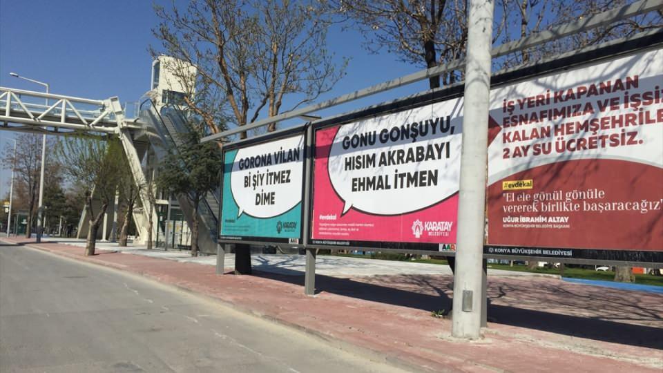 <p>Konya`da, yeni tip koronavirüsün (Covid-19) yayılmasını önlemek amacıyla uyulması gereken kuralların yöresel şiveyle hatırlatıldığı ve evde kalınması yönünde çağrıların yer aldığı ilanlar, bilboardlarda sergileniyor. Metropol ilçelerden Karatay Belediyesi, Kovid-19 tedbirleri kapsamında alınan tedbirler ve çalışmaları titizlikle sürdürüyor.</p>

<p>​</p>
