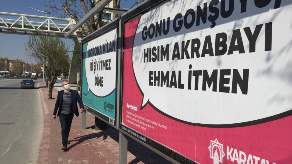<p>Virüsle mücadelede sosyal izolasyonun önemine dikkati çekmek için bilboardlara ilan hazırlayan belediye ekipleri, Konya yöresinin ağız yapısına uygun, mizahi yönüyle de tebessüm ettiren sözleri derledi.</p>
<p> </p>