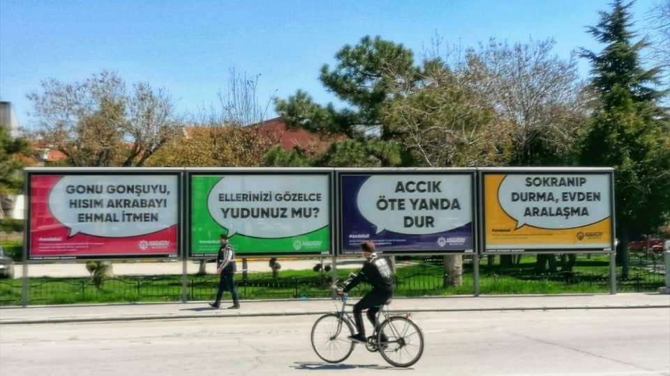 <p>Yerel şiveyle hazırlanan, koronavirüse karşı uyulması gereken kuralların hatırlatıldığı ve evde kalınması yönünde çağrıların yer aldığı ilanlar, ilçenin işlek noktalarındaki bilboardlarda sergileniyor. Bilboardlara asılan; "Sokranıp durma, evden aralaşma", "Ellerinizi gözelce yudunuz mu", "Accık öte yanda dur" ve "Gorona vilan bi şiy itmez dime" ilanları sosyal medyada da büyük ilgi gördü.</p>
<p> </p>