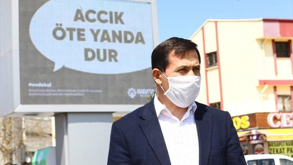 <p>Karatay Belediye Başkanı Hasan Kılca, yaptığı açıklamada, Konya şivesinin, Anadolu`nun en önemli değerleri arasında olduğunu söyledi. Kuşaktan kuşağa gelen şivenin bozulmadan gelecek nesillerde de görülebileceğini anlatan Kılca, "Konya şivesi, ülkemizin önemli kültür hazinelerinden birisi. Konya şivesi, kulağa çok hoş gelen, kendine has, ayrı bir tınısı olan ve Anadolu`nun öz Türkçesidir. Sağlık Bakanlığımızca koronavirüsten korunmak için ilan edilen 14 kuralı hatırlatmak ve bunu yaparken de farkındalık oluşturmak için eğlenceli bir dilde bu çalışmayı yaptık." dedi. Kılca, "Vatandaşımızın evde kalmalarını ve tedbirlere uymalarını sağlamayı hedefliyoruz. Şehirdeki bilboardlara girdi. Bu görselleri sosyal medya platformlarından da paylaşıyoruz. Olumlu tepkiler aldık, güzel karşılandı. Farkındalığın oluştuğuna inanıyorum. Vatandaşlarımızın genel anlamda kurallara uyduğunu gözlemliyoruz." diye konuştu.</p>
<p> </p>