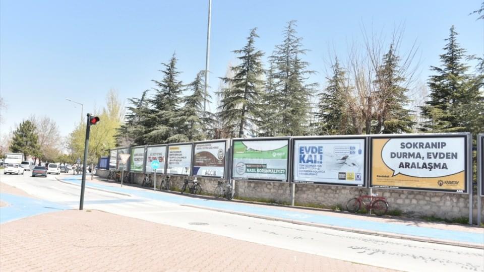 <p>Vatandaşlardan Ali Tarakçıoğlu ise zaruri ihtiyaçlarının dışında sokağa çıkmadığını vurgulayarak, "Devletimizin aldığı tedbirlere uymak gerekiyor. Cadde ve sokaklardaki sakinlikten vatandaşların tedbirlere uyduğu görülüyor. Bilboarddaki ilan dikkatimi çekti. Duyduğumuz ağız ve şiveyi panolarda görünce hoşuma gitti. Uyarılara kulak vermemiz gerekiyor." ifadelerini kullandı. Belediye önündeki bankamatikten emekli maaşını çeken 57 yaşındaki Ahmet Dikici de kamunun, üzerine düşeni fazlasıyla yerine getirdiğini belirterek, şunları söyledi: "Vatandaşların da tedbiri elden bırakmaması gerekiyor. İlanda yazılanları okuyunca gülmekten kendimi alamadım. İyi düşünmüşler. Hem kültürümüzü, şivemizi caddelerde, sokaklarda gördük hem de uyarıların insan ve toplum sağlığı için ne kadar önemli olduğu hatırlatılıyor."</p>
<p> </p>