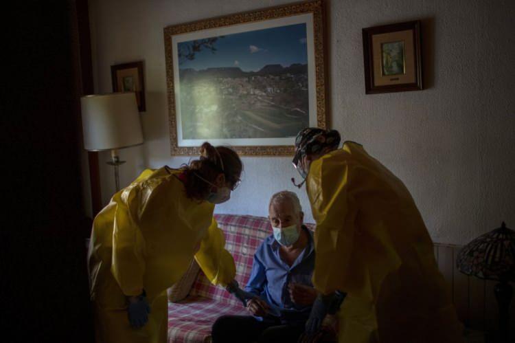 Koronavirüsün perişan ettiği İspanya'da bakım evlerinde hayat mücadelesi! 