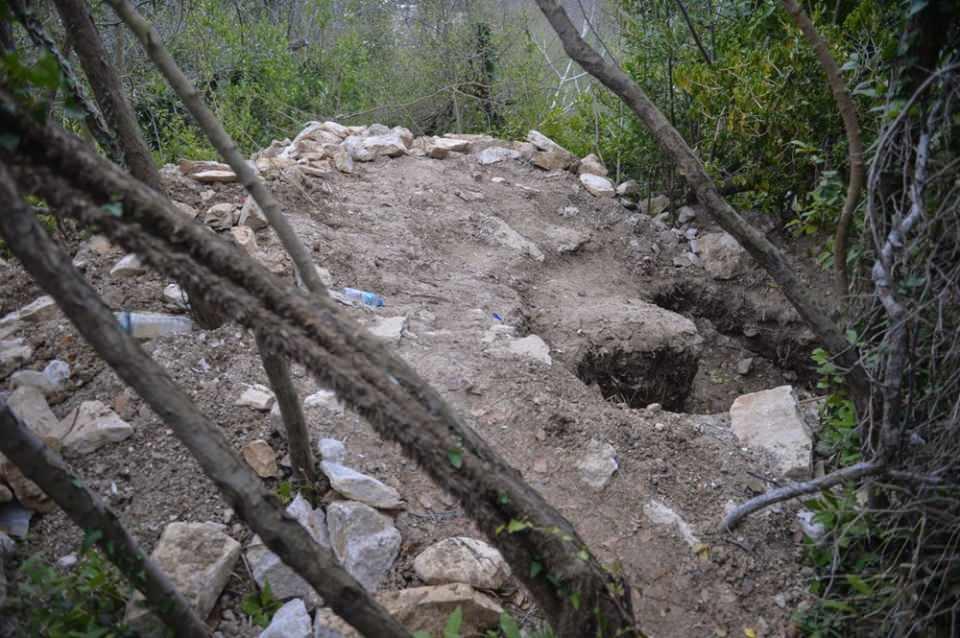 <p>Tarihi yapının bulunduğu bölgede kazı yapıldığını Şile'de yaşayan mimar Bahadır Başaran fark etti.</p>
<p>Başaran, şunları söyledi:</p>
<p>"Burayı zaten iki yıl önce keşfetmiştim. Anıtlar kuruluna tescil ettirmek için başvuruda bulundum. Onların gerekeni yaptığını düşünüyorum. Bu işlemler kağıt üzerinde oldu. Geçen hafta burada kazı olduğunu öğrendiğimde çok üzüldüm. Çünkü her ne kadar kağıt üzerinde tescil olsa bile belediye ve gerekli kurumlar burayı koruma altına almadığı sürece bu işler devam edecek. Burada görünen tuğla ve taş işçiliği sadece Bizans döneminde olmuştur. Bizim Osmanlı ustaları da Bizans ustalarından öğrenmiştir. Mesela Fatih ve Aksaray'daki önemli camilerde de bu işçilik vardır"</p>