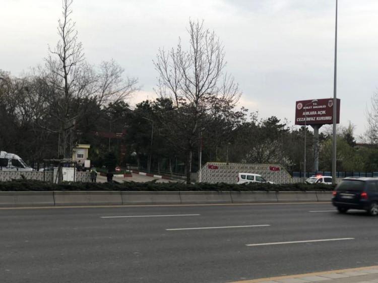 <p>İnfaz Yasası’nda yapılan düzenlemeleri içeren kanun teklifinin TBMM’de kabul edilmesinin ardından cezaevlerinde tahliye işlemleri için hazırlıklar başladı. Bu gece Resmi Gazete’de yayımlanan İnfaz Yasası’nda yapılan düzenlemeleri içeren Kanunun ardından Ankara Açık Ceza İnfaz Kurumunda tahliyeler başladı.<br />
</p>