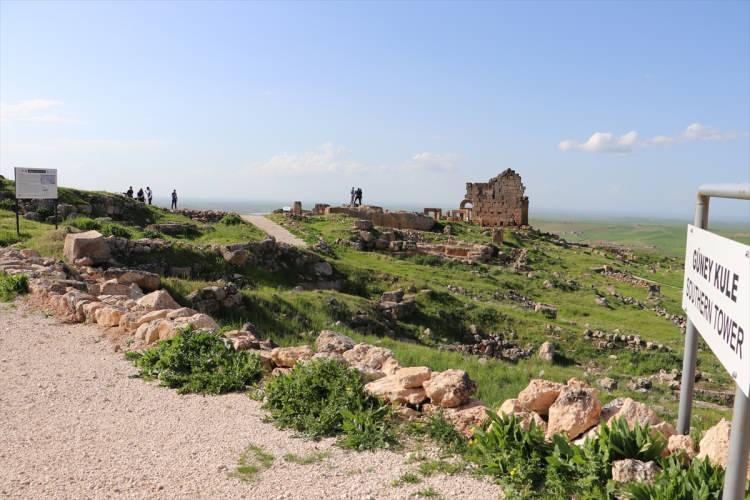 <p>Konumu itibarıyla bütün vadiye hakim olan, antik ticaret yolu üzerindeki kale, geniş bir alanı kontrol altında tutuyor. Roma sınır garnizonu konumundaki kale, Romalılar ve Sasaniler arasında büyük mücadelelere sahne oldu. </p>
