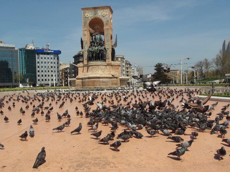 <p>Kentin en kalabalık mekanlarından olan Taksim Meydanı ise güvercinlere kaldı. Meydanda devriye görevi yürüten polis ekipleri ise yanlarında getirdikleri yemler ile güvercinleri besledi. Öte yandan, Taksim Camii’nden vatandaşlara “evde kalın” çağrılarının da yapıldığı da görüldü.</p>