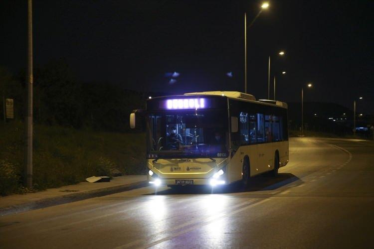 <p>İnfaz düzenlemesine ilişkin kanun yürürlüğe girmesi ile İstanbul'da cezaevlerinden tahliyeler başladı. Maltepe Ceza İnfaz Kurumları Kampüsü'nden tahliye edilenler otobüslerle dışarı çıkartıldılar.</p>