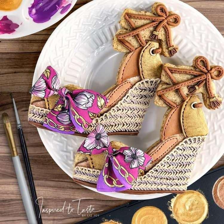 <p>Amerikalı sanatçı Liz Joy, kurabiye yapmanın ne kadar zor bir iş olduğunu göstermek amacıyla elbise ve ayakkabı formunda kurabiyeler tasarladı.  Tam bir sanat eseri görüntüsü alan bu kurabiyeler, kısa sürede büyük ilgi topladı. İşte büyük ilgi toplayan o kurabiyeler!</p>
