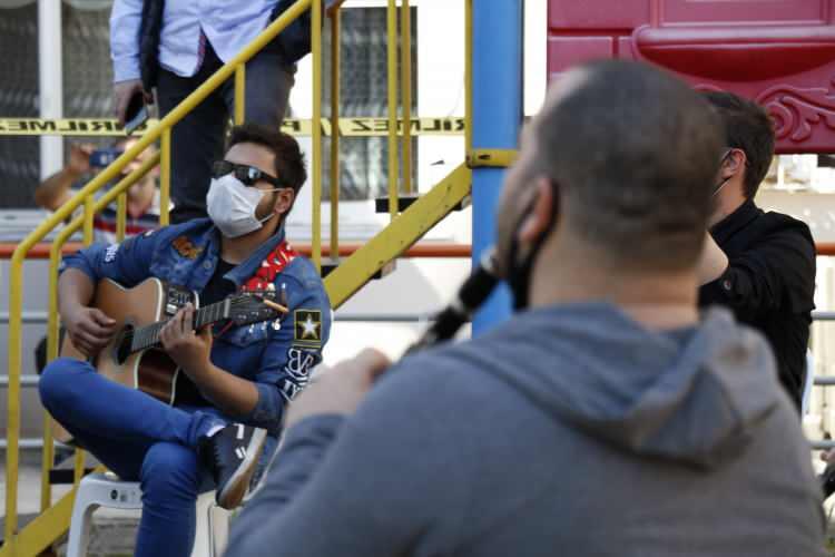 <p>Zonguldak'ta hafta sonu sokağa çıkma kısıtlaması nedeniyle vatandaşlar evlerinden çıkmazken, mahalle mahalle gezen müzisyenler mini konser verdi.</p>