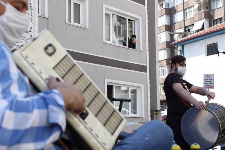 <p>İçişleri Bakanlığınca 30 büyükşehir ve Zonguldak'ta yeni tip korona virüs tedbirleri kapsamında bu hafta sonu da 48 saatlik sokağa çıkma kısıtlaması getirildi. Kısıtlamanın ilk günü evde kalan halk, ikinci gün de kurallara uydu. Günün ilk ışıkları ile birlikte caddeler adeta sokak hayvanlarına kaldı. Genelge kapsamında sokağa çıkmasına izin verilen görevlilerin haricindeki herkesin evde kaldığı kentin en işlek caddesi olan Gazipaşa da boş kaldı.</p>