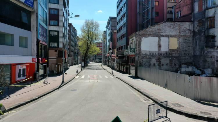 <p>Evde kalan halka mini konser</p>
<p>Belediye ekiplerince evde kalan vatandaşlara moral desteği amacıyla mini konserler düzenlendi. Kentte müzisyenlik yapan vatandaşlar, düzenlenen organizasyona dahil oldu. Klarnet, gitar, bağlama, tef, davul, zurna gibi enstrümanlar ile mini konserler kentin çeşitli mahallelerinde sırayla gerçekleştirildi. Müziğin sesini duyan vatandaşlar ise balkona koştu.</p>