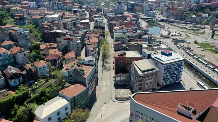<p>O anlar drone ile havadan da görüntülendi. Vatandaşlar konserler sırasında oynayarak, Türk bayrakları salladı. İlginç görüntülere sahne olan mini konserler vatandaşların büyük ilgisini gördü. Konserler sırasında sosyal mesafe kuralına da dikkat edildi.</p>