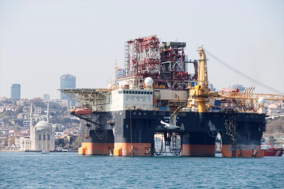<p>Platformun, köprülerin altından rahatlıkla geçiş yapabilmesi için balans ayarı yapılarak yüksekliği düşürüldü.</p>
<p> </p>