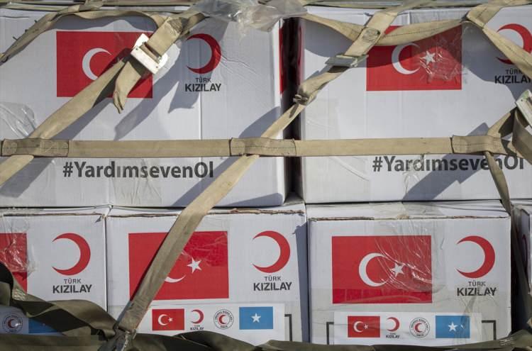 <p>Bu kapsamda, Sağlık Bakanlığı ve T&uuml;rk Kızılay tarafından&nbsp;hazırlanan&nbsp;yardım malzemeleri, Etimesgut Askeri Havaalanı'ndan T&uuml;rk Hava Kuvvetleri'ne ait&nbsp;A400M tipi kargo u&ccedil;ağına y&uuml;klenerek,&nbsp;Somali'nin başkenti Mogadişu'ya hareket etti.</p>
