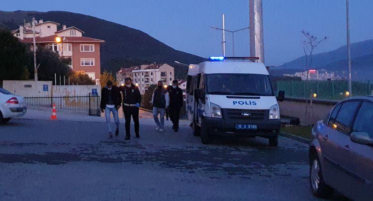 <p>Ancak vatandaşlardan bazıları sokağa çıkma yasağına uymadı. Dün öğlen saatlerinde Gemlik'in Kurşunlu Mahallesi'ne bağlı Kumsaz Sahili'ne giden Sabri Y., Murat A., Erbil S., ve Samet Y., burada bir süre eğlenip, ardından denize girdi.</p>