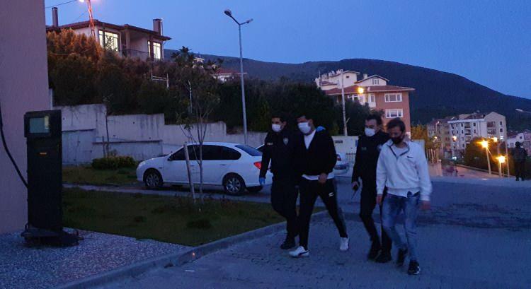 <p>4 kişi o anları sosyal medya hesaplarından paylaştı. Sosyal medyada yayınlanan görüntülerde 4 kişinin 'fakirler koronadan ölsün' diye bağırarak denize atladıkları görüldü.</p>