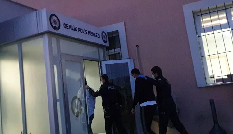 <p>4 arkadaşa emniyetteki işlemlerinin ardından sokağa çıkma yasağına uymadıkları için Hıfzıssıhha Kanunu'nun 282'nci maddesine göre kişi başı 3 bin 150 TL ceza kesildi.</p>