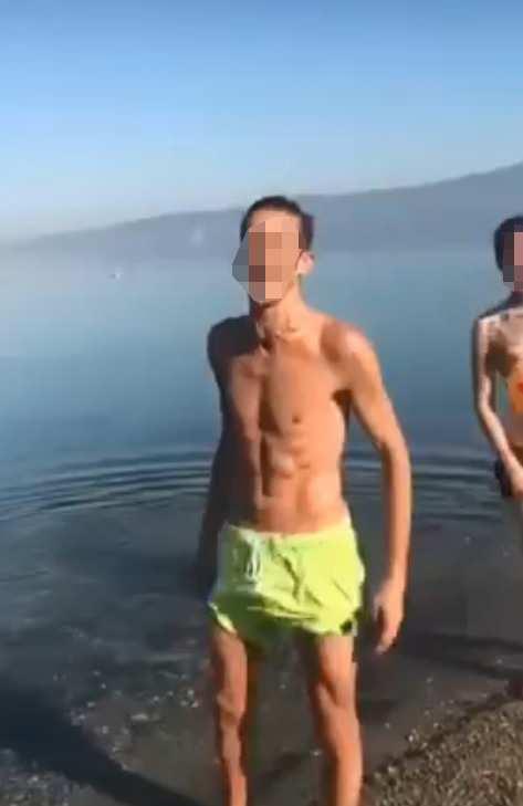 <p>Bugün sabah saatlerinde adliyeye sevk edilen 4 kişi, ‘halkın bir kesimini, sosyal sınıf, ırk, din, mezhep, cinsiyet veya bölge farklılığına dayanarak alenen aşağılama’ suçundan hakim karşısına çıktı. Şüpheliler, verdikleri ifadelerinde pişman olduklarını ve videoyu ise eğlence amaçlı çektiklerini belirtti. 4 kişi de tutuksuz yargılanmak üzere serbest bırakıldı.</p>
<p> </p>