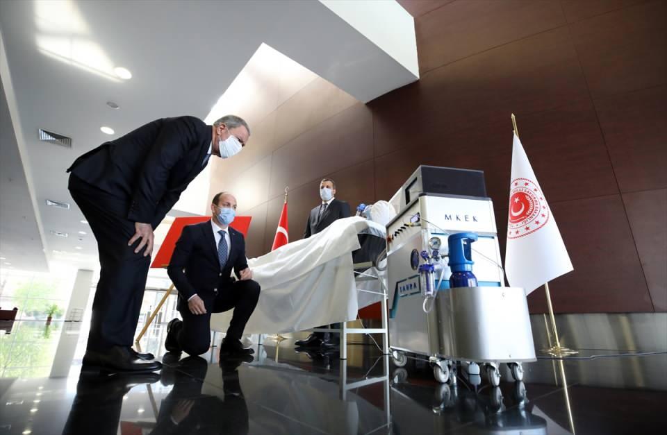 <div><strong>Mehmetçik ailelerine mesaj</strong></div>
<div> </div>
<div>Mehmetçik ailelerine bir mesajının olup olmadığı sorulan Akar, "Bizim esas amacımız; Mehmetçiğimizin, Türk Silahlı Kuvvetlerimizin ve halkımızın sağlığını korumaktır. Mehmetçiğimizin kıymetli aileleri tüm faaliyetlerimizde, operasyonlarımızda sevgisiyle güveniyle ve duasıyla bizleri destekledi. Bu konuda da Mehmetçiğimizin kıymetli ailelerinden sabırla bizi desteklemelerini bekliyoruz." ifadelerini kullandı.</div>
