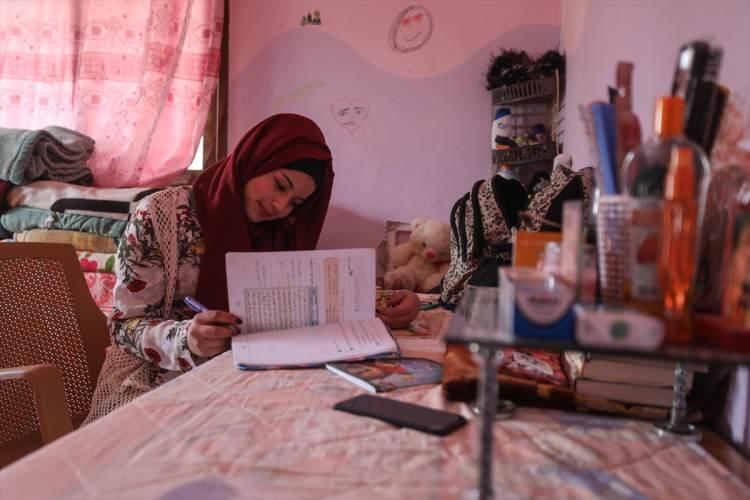 <p>Müziğe olan ilgisinin ailesi tarafından karantina günlerinde fark edildiğini belirten İhab Ebu Rayide (21) de uzun çay sohbetlerinde kendisinden şarkı söylemesinin istendiğini dile getirdi.</p>

<p> </p>
