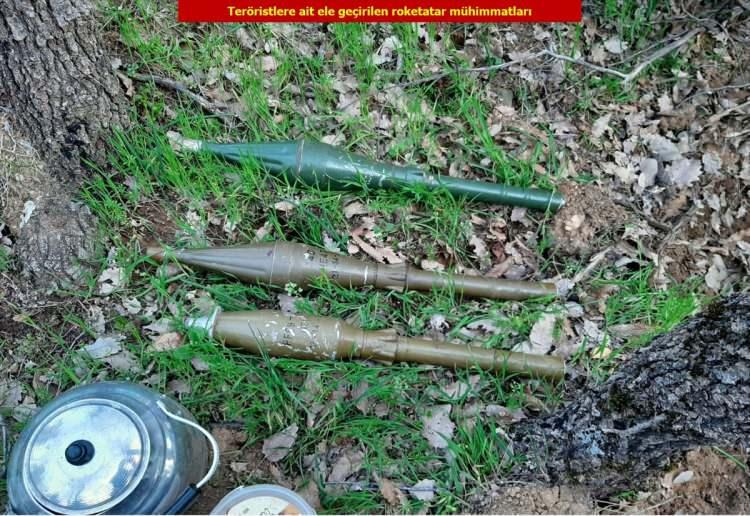 <p><strong>- Teröristlere yardım eden 3 kişi yakalandı</strong></p>
<p>Operasyonda teröristleri, ikamet ettikleri evlerinde barındıran H.O, D.O. ve T.O. isimli şüpheliler yakalanarak haklarında "Terör örgütüne bilerek ve isteyerek yardım etme" suçundan adli işlem başlatıldı.</p>