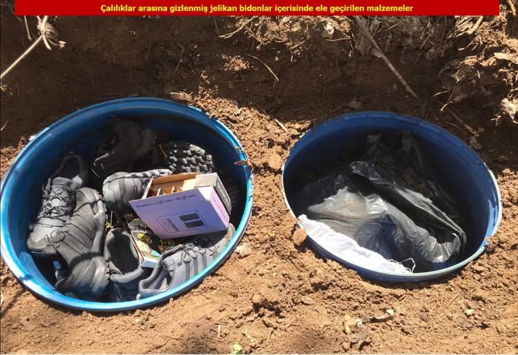 <p>Sığınak ve araziye jelikan bidonlar içerisine gizlenmiş 3 roketatar mühimmatı, bin 680 küçük pil, 140 büyük pil, 4'lü pil bloku, 6'lı pil bloku, 2 küçük tüp, 15 metre elektrik kablosu, 100 kilogram gıda ile çok sayıda giyim, yaşam, tıbbi malzeme ve örgütsel döküman ele geçirildi.</p>
<p> </p>