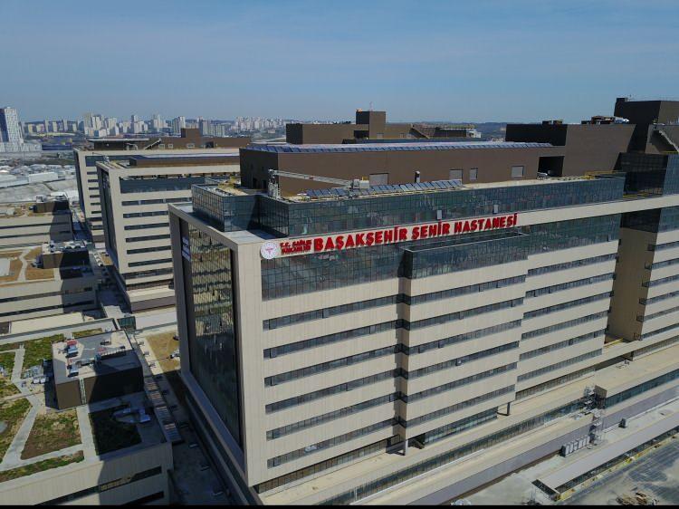 <p>Sağlık Bakanlığı tarafından Kamu Özel İşbirliği modeli ile yapılan İstanbul Başakşehir Şehir Hastanesi'nin ilk etabı yarın açılıyor. 2 bin 682 yataklı hastanenin şantiyesinde çalışmalar sürüyor. Hastanenin girişindeki yolların tamamlandığı görüldü. </p>
