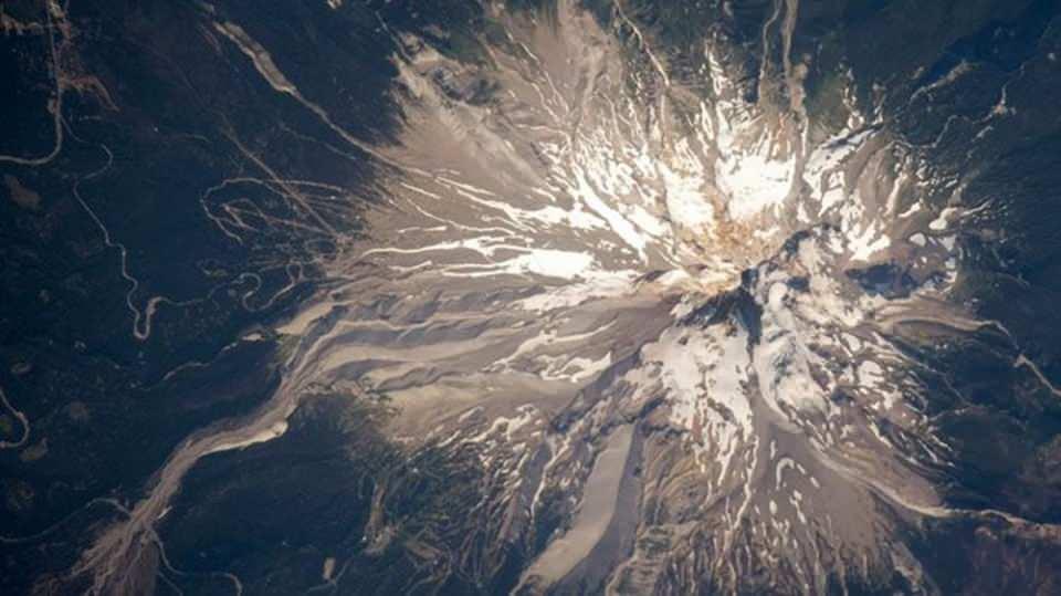 <p><strong>NASA tarafından daha önce yapılan paylaşımlar ise şöyle...</strong></p>
<p>Hood Dağı (Oregon) </p>