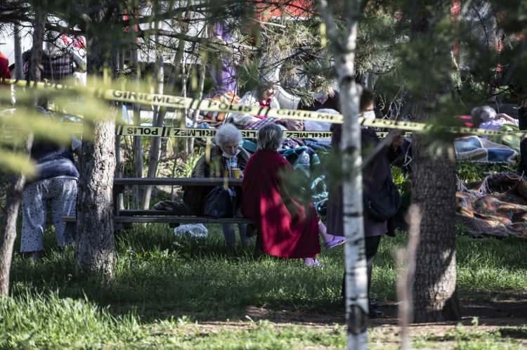 <p>Dumandan etkilenen bazı yaşlılar, binanın yakınında çimlere yatırıldı. Haber verilmesiyle itfaiye ve sağlık ekipleri, bölgeye sevk edildi.</p>