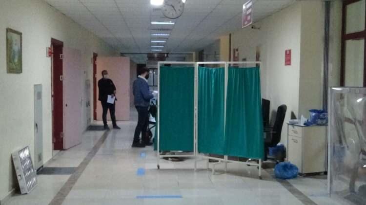 <p>Koronavir&uuml;s ile m&uuml;cadele devam ediyor. İHA ekibi,&nbsp;<strong>Diyarbakır</strong>'da iki pandemi hastanesinden biri olan Sağlık Bilimleri &Uuml;niversitesi Gazi Yaşargil Eğitim ve Araştırma Hastanesine girerek sağlık personellerinin &ccedil;alışmaları ve korona vir&uuml;s tedavisi g&ouml;ren vatandaşları yerinde g&ouml;r&uuml;nt&uuml;ledi.</p>
