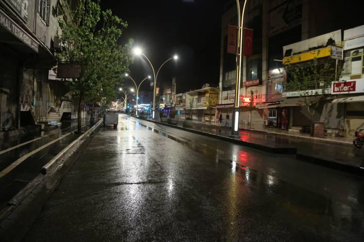 <p>Toprak, amaçlarının temiz bir çevre ile vatandaşların sağlığını korumak olduğuna işaret ederek "Bu amaçla bizler sizler için dışarıdayız. Vatandaşlarımız da sağlıklarını korumaları için evlerinde kalıp, çevrelerini temiz tutarak bizlere en büyük desteği vermiş olacaklardır." diye konuştu.</p>
<p> </p>