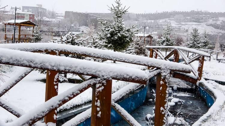 <p>Kar yağışı özellikle yüksek kesimlerde tipi şeklinde devam etti.</p>
