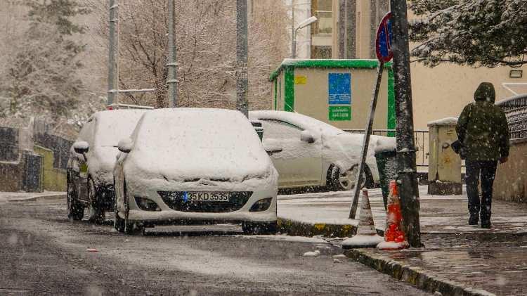 <p>Yağış sonrası parklarda, bahçelerde, otomobillerde ve çatılarda kar birikintileri oluştu.</p>