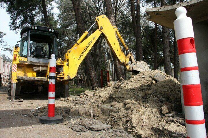 <p> Çatısı sökülerek bir kısmı yenilenen hastanenin içinde ve dışında çalışmalar hummalı bir şekilde devam ediyor. </p>