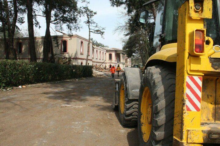 <p> İş makineleri ile çok sayıda işçinin restorasyonunda çalıştığı pandemi hastanesinin Yedikule Göğüs Hastalıkları Hastanesi Hadımköy Ek Hizmet Binası olarak hizmet vermesi bekleniyor.</p>