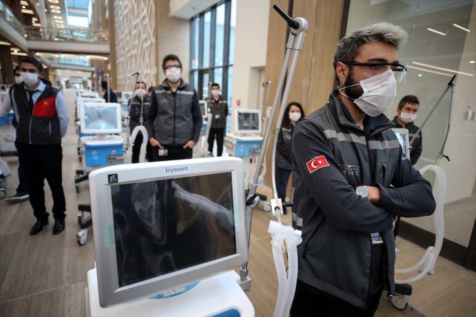 <p>Savunma sanayisinde faaliyet gösteren, yüksek teknolojiyle çalışan özellikle Baykar ve ASELSAN şirketlerinin, üretimde de Arçelik'in sorumluluk almasıyla yine çok kısa bir sürede yüksek teknolojik bir ürünün hayata dönüşüm sürecini hep birlikte yaşadık.</p>
<p> </p>