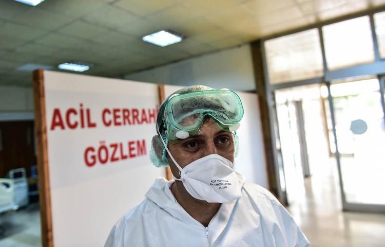 <p>Bu kişilerin uzun dönemde belirli kronik problemleri olup olmadığını tespit etmek amacıyla göğüs hastalıkları, iç hastalıkları ve halk sağlığı uzmanlarının olduğu bir sistem kuruyoruz. </p>
