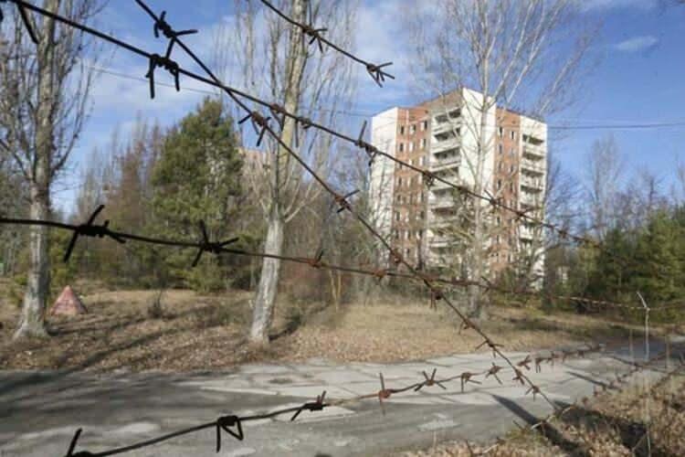 <p>Pripyat şehri yakınlarındaki Çernobil Nükleer Santrali'nin dördüncü reaktöründe yaşanan patlama sonucu çevreye, 1945'te Hiroşima'ya atılan atom bombasının 50 katına eşit miktarda radyasyon yayıldı.</p>
