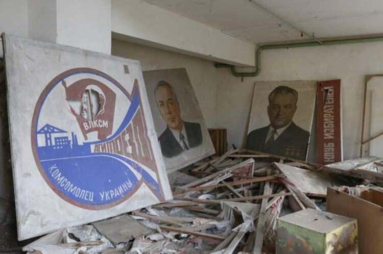 <p>Nükleer facianın sonuçları ne oldu? </p>
<p>Pripyat'ta yaşayan Maksim Kremen, 26 Nisan 1986 Cumartesi günü erkenden uyandı. O gün 6 yaşındaki oğluyla nehirde kano gezinisi yapmayı planlıyordu. Nükleer santrale bir kilometre mesafede bulunan garajın yolunu tuttular:</p>