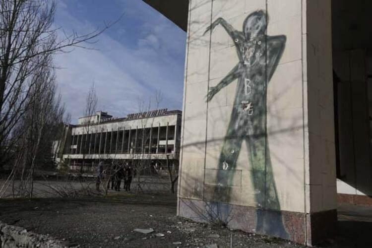 <p>Yasak bölgeye 30 kilometre mesafede polis kontrol noktaları bulunuyor. Ancak buna rağmen şehir bugüne kadar birçok kez soygun ve yağmalama eylemlerine sahne oldu. "Hayalet şehir"de değerli eşyaların çalınmadığı neredeyse tek bir daire kalmadığı belirtiliyor. Çernobil Nükleer Santrali'nin işleyen son reaktörü 15 Aralık 2000 tarihinde kapatıldı. Nükleer facianın yaşandığı reaktörün enkazı, radyoaktif sızıntıyı engellemek için 2016 yılında dev bir çelik kalkanla örtüldü.</p>
<ul>
</ul>
