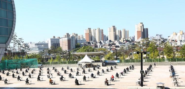 <p>Öte yandan, Güney Kore'de Covid-19 nedeniyle 242 kişi hayatını kaybederken ülke genelinde 10 bin 728 virüs vakası kayıtlara geçti. Virüsü yenip iyileşenlerin sayısı ise 8 bin 717 olarak açıklandı.</p>

<p> </p>
